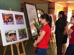 Visitors to the exhibition “Phu Tho’s land and people” (Photo: VNA)
